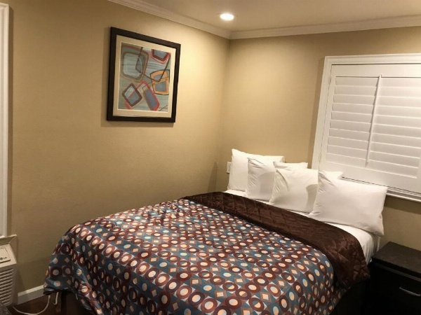 Berkshire Motor Hotel image 28